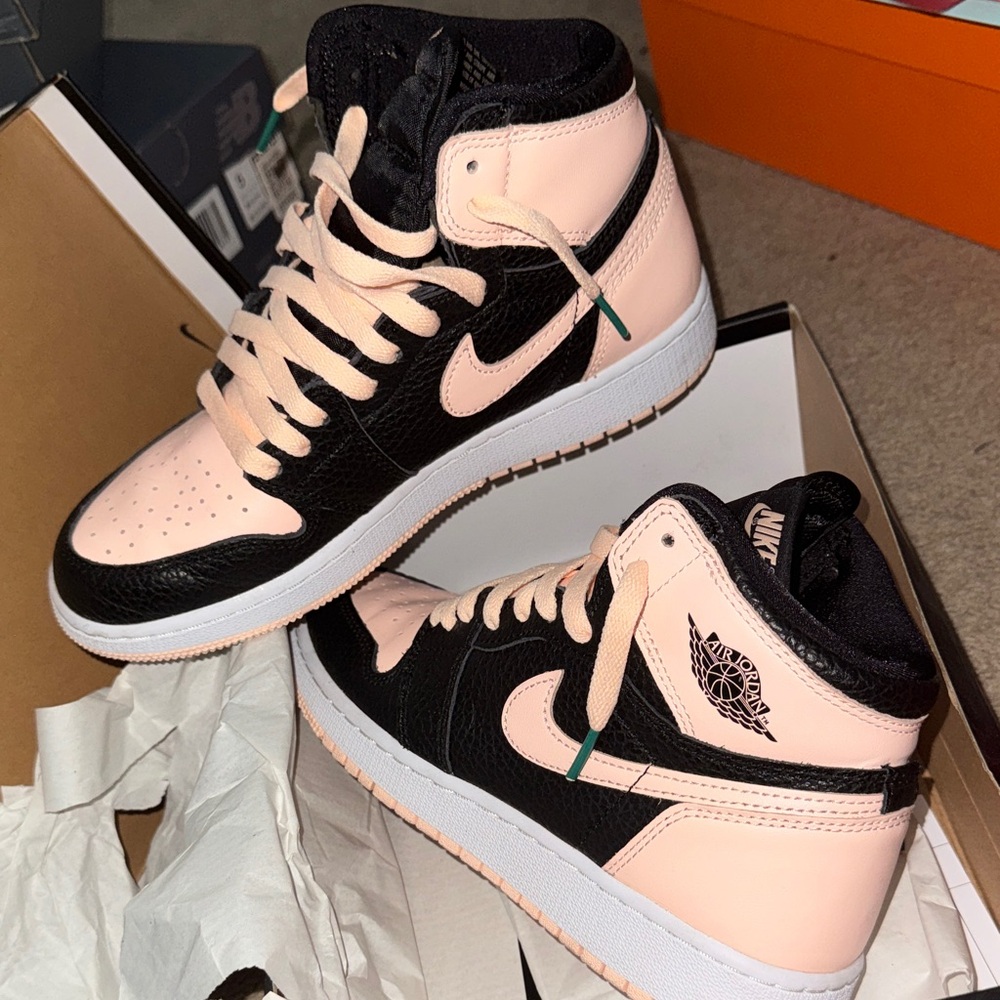 Nike Women's Black and Peach Sneakers